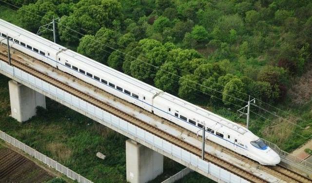 中国高铁为什么不建在地上，却耗费巨资建桥梁？彰显国人智慧