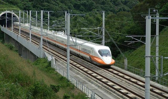 中国高铁为什么不建在地上，却耗费巨资建桥梁？彰显国人智慧
