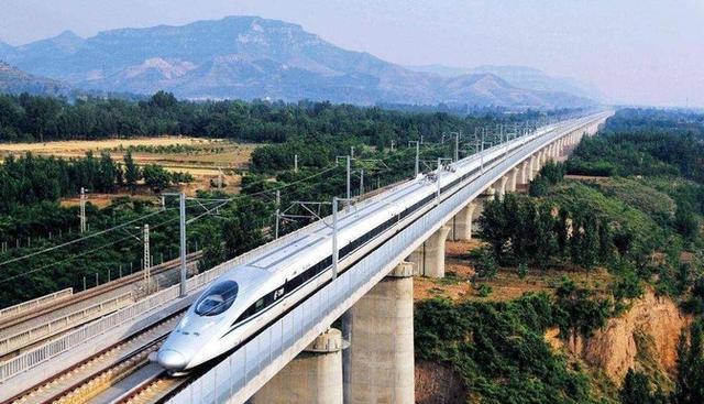 中国高铁为什么不建在地上，却耗费巨资建桥梁？彰显国人智慧