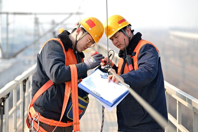 接触网集中修 保障铁路通畅