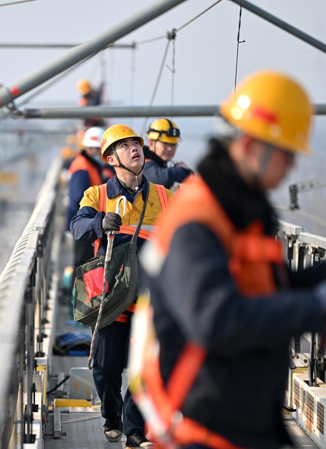 接触网集中修 保障铁路通畅