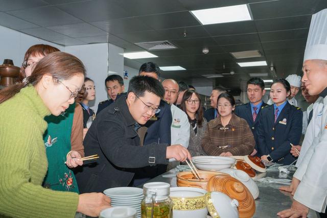 春运火车上的餐品卷起来了，甬广列车要推满满元气的养生餐