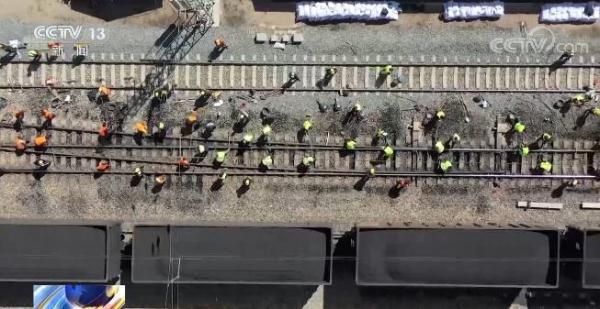 接触网搭挂异物 土地“春融”多地铁路部门多措并举保证列车安全运行