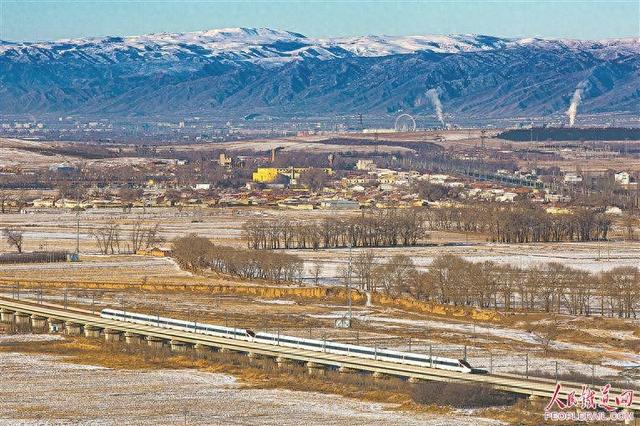 一列复兴号动车组列车行驶在京包客专呼和浩特至旗下营南区间