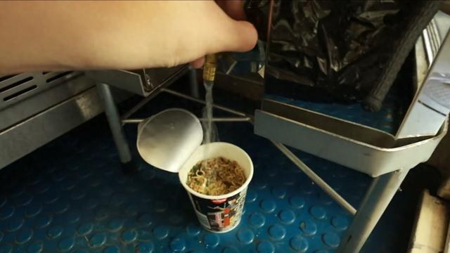 火车上的水是从哪来的？为什么一直有热水供应？揭秘火车供水全程