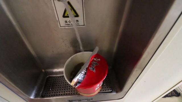 火车上的水是从哪来的？为什么一直有热水供应？揭秘火车供水全程