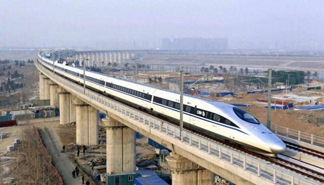 中国高铁时速400公里，每小时耗电9600度，速度那么快如何供电？