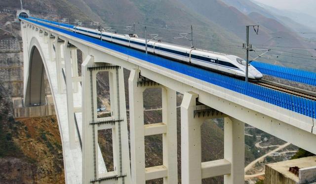 中国高铁时速400公里，每小时耗电9600度，速度那么快如何供电？