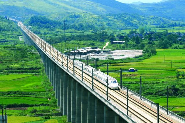 中国高铁时速400公里，每小时耗电9600度，速度那么快如何供电？