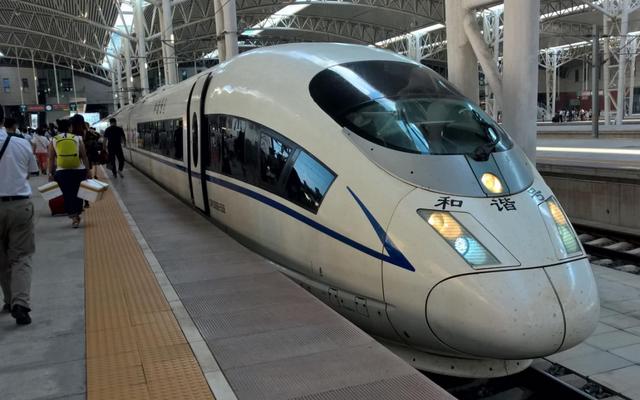 中国高铁时速400公里，每小时耗电9600度，速度那么快如何供电？