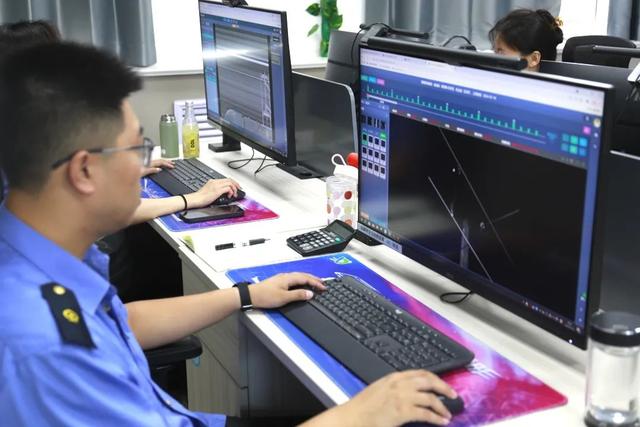 给六米高空的接触网做“体检”，你见过吗？