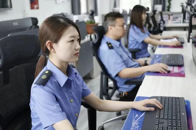 给六米高空的接触网做“体检”，你见过吗？