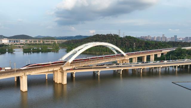 遥遥领先的中国高铁，为何在全球合作却极少？背后原因实属无奈