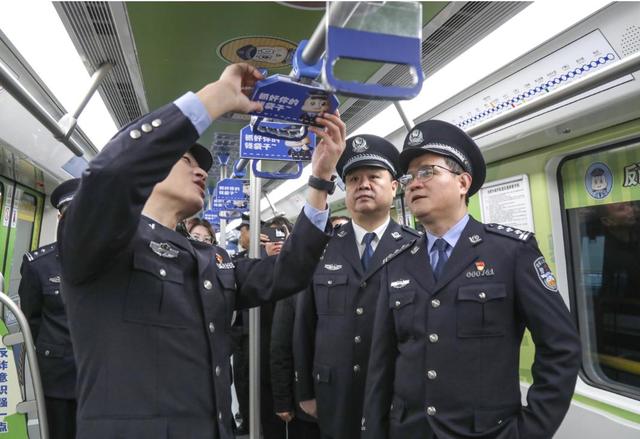 庆祝警察节！合肥发出主题专列！