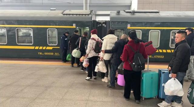 火车被私家车分流，轰轰烈烈的春运，以后会随着农村断层消失吗？