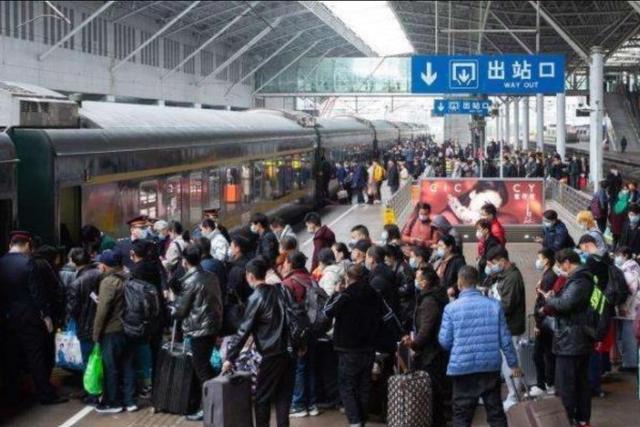火车被私家车分流，轰轰烈烈的春运，以后会随着农村断层消失吗？