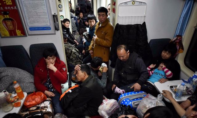 火车被私家车分流，轰轰烈烈的春运，以后会随着农村断层消失吗？
