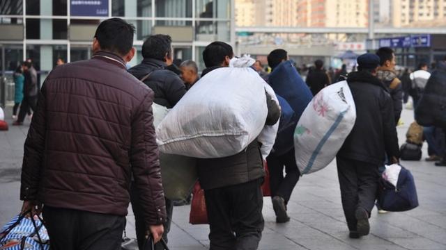 火车被私家车分流，轰轰烈烈的春运，以后会随着农村断层消失吗？