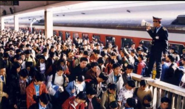火车被私家车分流，轰轰烈烈的春运，以后会随着农村断层消失吗？
