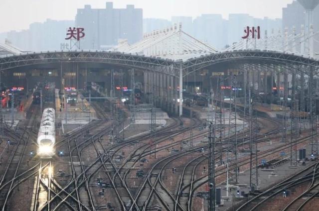 火车被私家车分流，轰轰烈烈的春运，以后会随着农村断层消失吗？