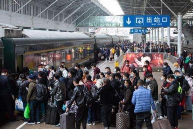 火车被私家车分流，轰轰烈烈的春运，以后会随着农村断层消失吗？
