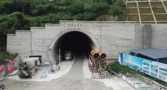 2公里长的铁路隧道，打了3年才通！