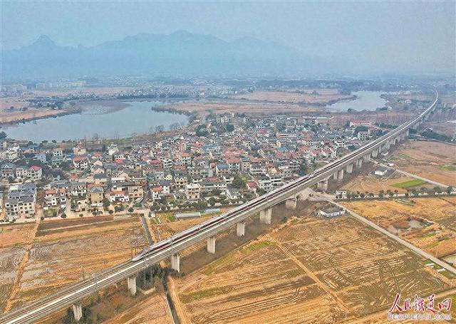 一列复兴号动车组列车飞驰在沪昆高铁绍兴段