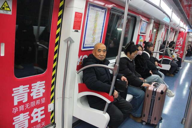 山西省“青年奋斗号”地铁专列上线