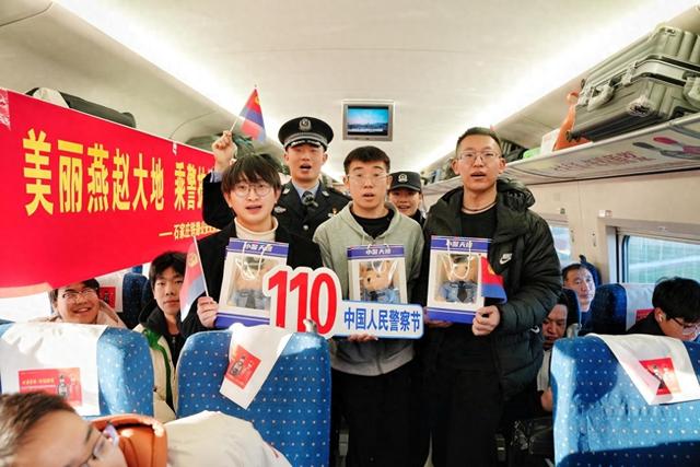 石家庄乘警在列车上开讲乘车安全知识