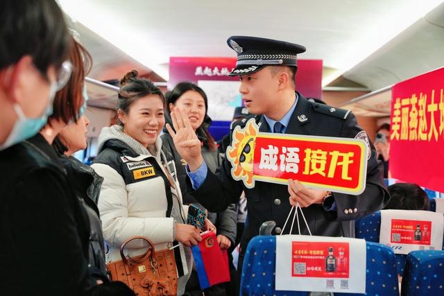 石家庄乘警在列车上开讲乘车安全知识