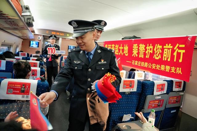 石家庄乘警在列车上开讲乘车安全知识