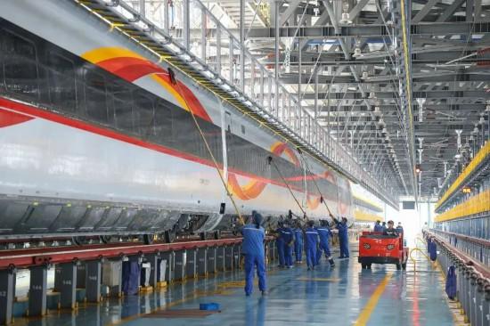 复兴号硬核＂洗澡＂分几步？不仅＂洗＂，还得＂搓＂