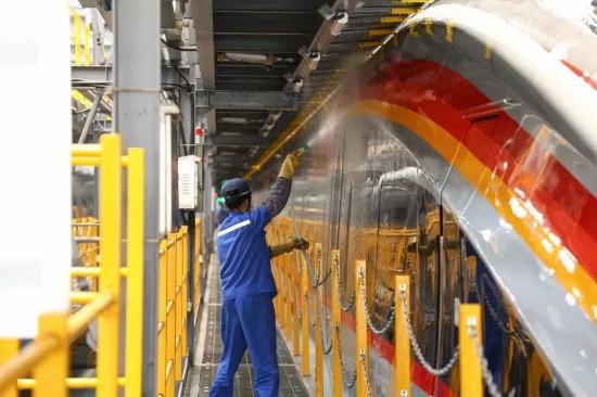 复兴号硬核＂洗澡＂分几步？不仅＂洗＂，还得＂搓＂