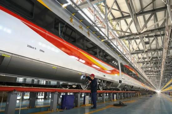 复兴号硬核＂洗澡＂分几步？不仅＂洗＂，还得＂搓＂