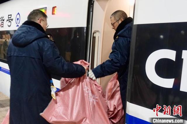 长三角首条常态化开行高铁快运专列从浙江金华始发