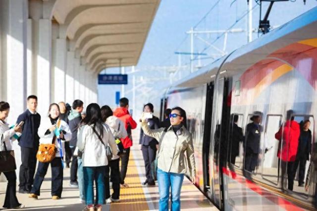 16.4万人次！荆荆高铁开通运营“满月”！