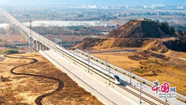 时评：感知铁路新线开通后的“热辣滚烫”