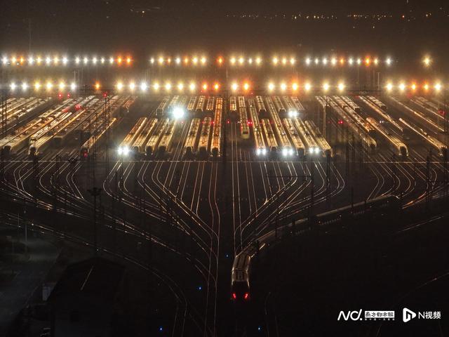 动车组排队“洗白白”待出发，广州动车段通宵运作备战春运