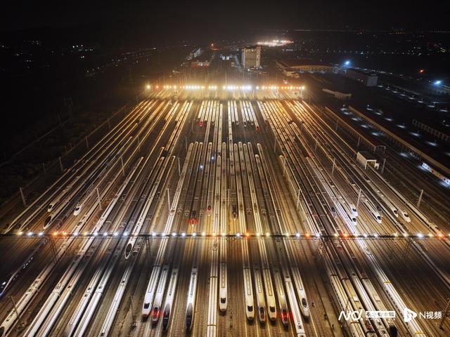 动车组排队“洗白白”待出发，广州动车段通宵运作备战春运