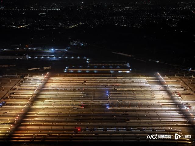 动车组排队“洗白白”待出发，广州动车段通宵运作备战春运