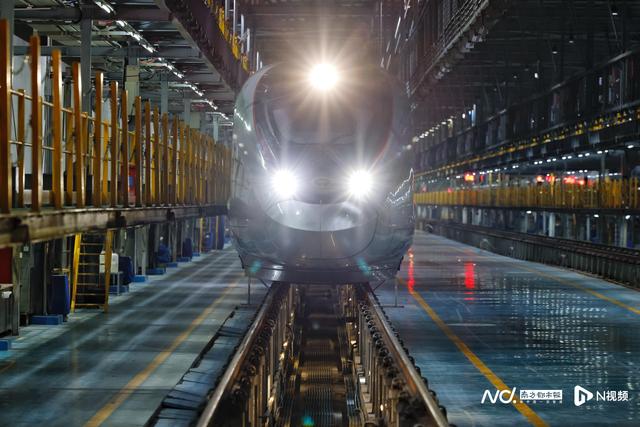 动车组排队“洗白白”待出发，广州动车段通宵运作备战春运