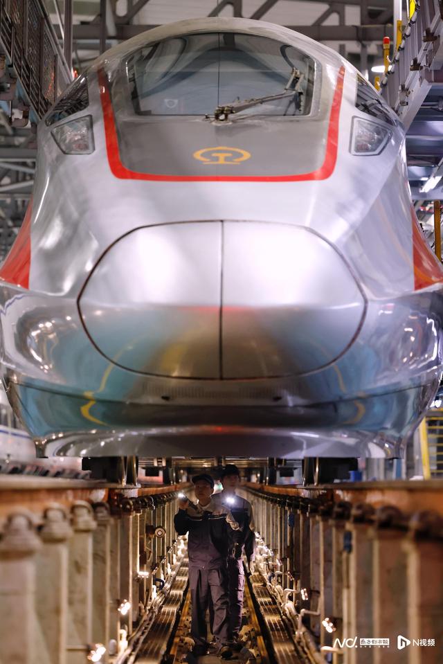 动车组排队“洗白白”待出发，广州动车段通宵运作备战春运