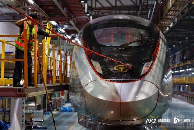 动车组排队“洗白白”待出发，广州动车段通宵运作备战春运