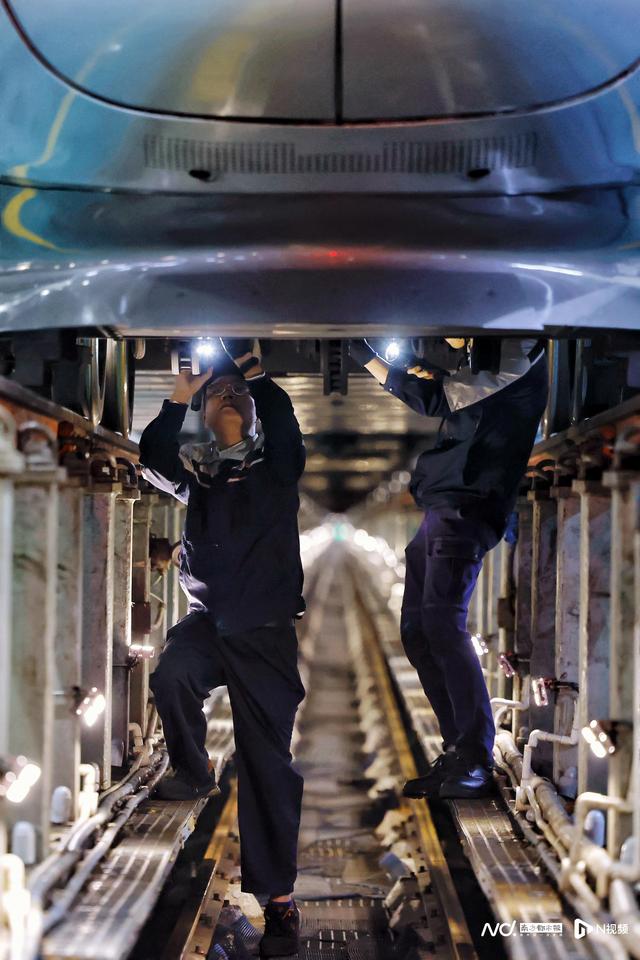 动车组排队“洗白白”待出发，广州动车段通宵运作备战春运