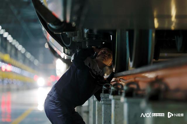 动车组排队“洗白白”待出发，广州动车段通宵运作备战春运