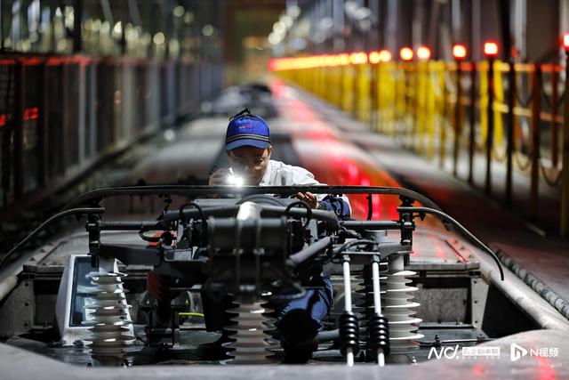 动车组排队“洗白白”待出发，广州动车段通宵运作备战春运