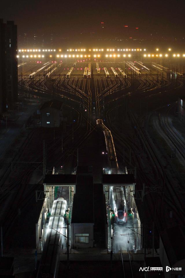 动车组排队“洗白白”待出发，广州动车段通宵运作备战春运