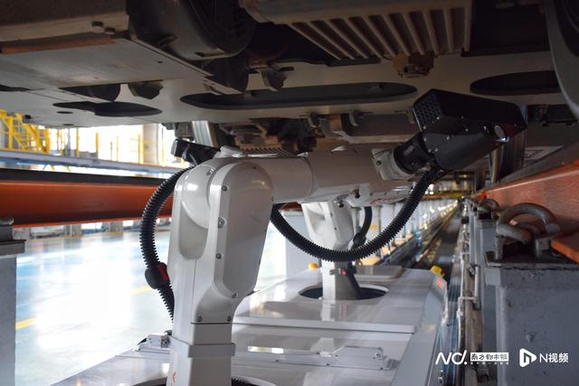 动车组排队“洗白白”待出发，广州动车段通宵运作备战春运