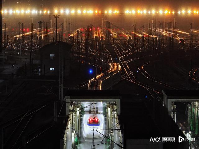 动车组排队“洗白白”待出发，广州动车段通宵运作备战春运