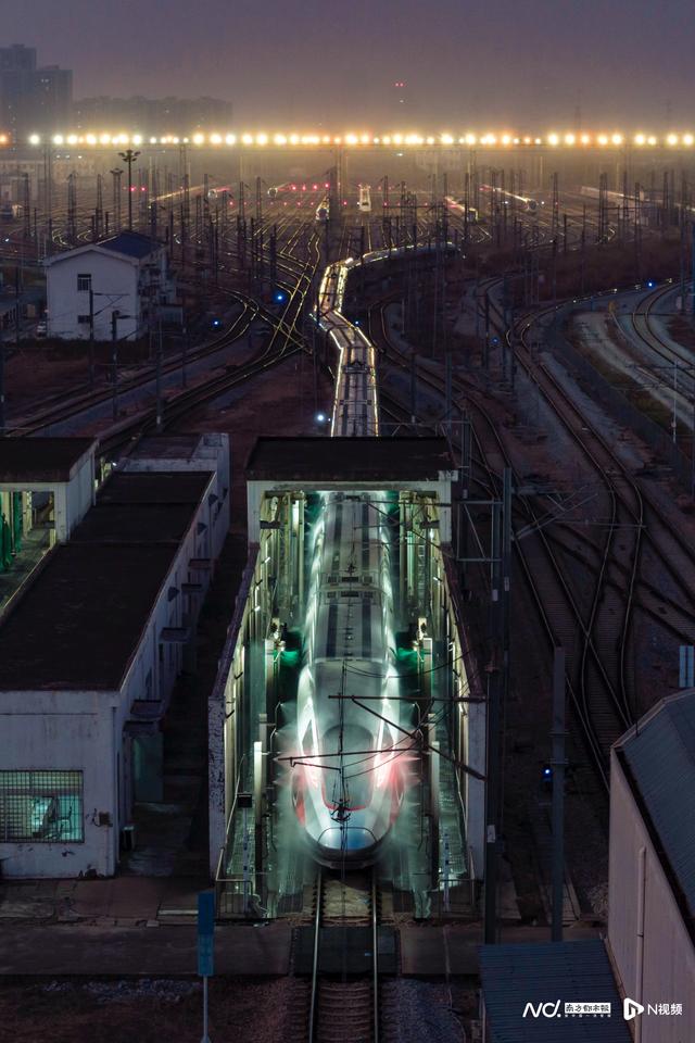 动车组排队“洗白白”待出发，广州动车段通宵运作备战春运